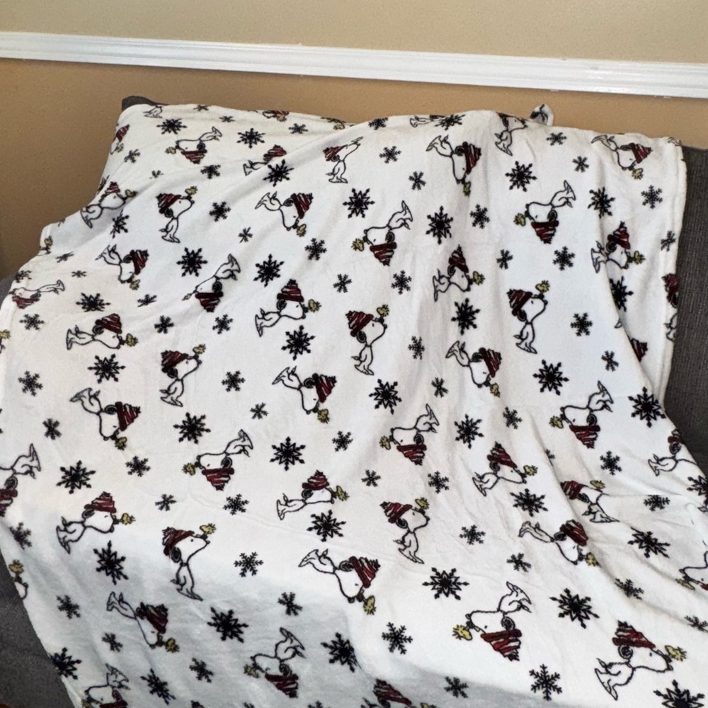 Peanuts Snoopy White and Black Throw Plush Blanket